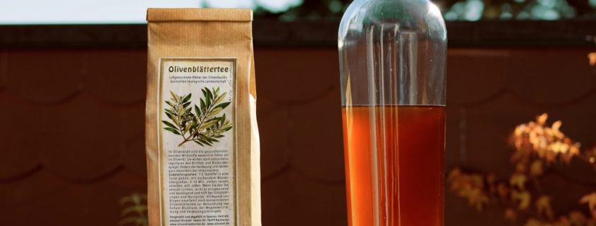 Ein bernsteinfarbener Likör hergestellt mit Bio-Olivenblätter von arve™