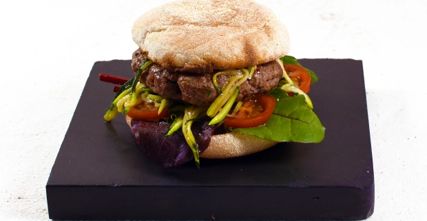 Mit Olivenblättern geräucherter „Smoky Burger“ im „Oriental Style“.